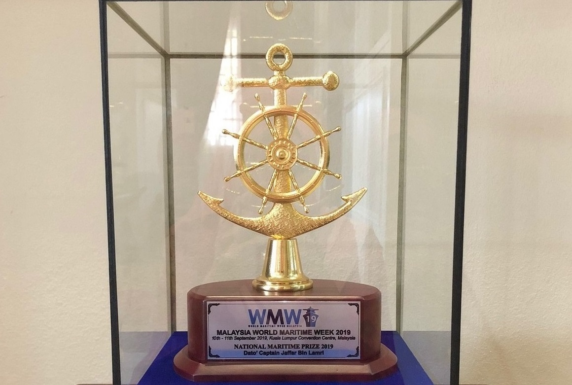 National Maritime Prize 2019 received by Dato' Captain Jaffar bin Lamri<br> from Malaysia World Maritime Week 2019